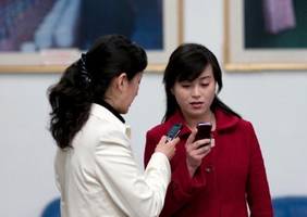 Мобильные телефоны заменили помолвочные кольца в КНДР